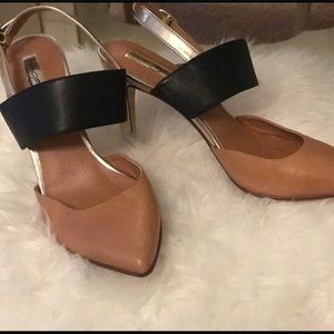 Pointy shoe with low heel